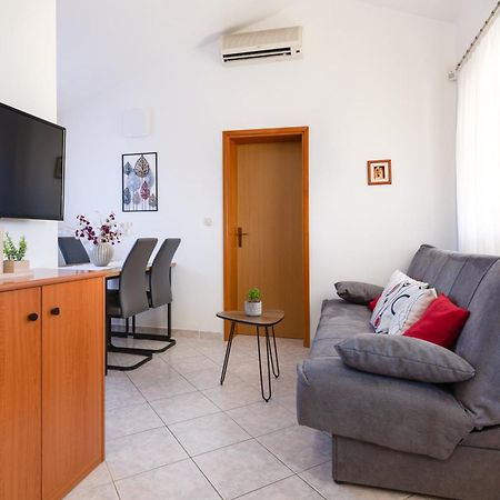 Villa Livia With Three Nice Apartments, Swimming Pool, Childrens Playground, Barbecue And Free Parking Ližnjan Dış mekan fotoğraf