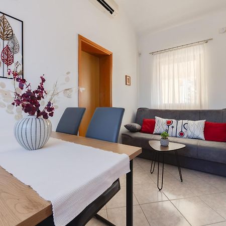 Villa Livia With Three Nice Apartments, Swimming Pool, Childrens Playground, Barbecue And Free Parking Ližnjan Dış mekan fotoğraf