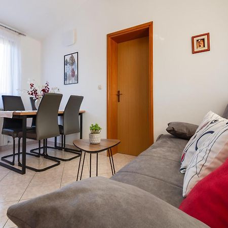 Villa Livia With Three Nice Apartments, Swimming Pool, Childrens Playground, Barbecue And Free Parking Ližnjan Dış mekan fotoğraf