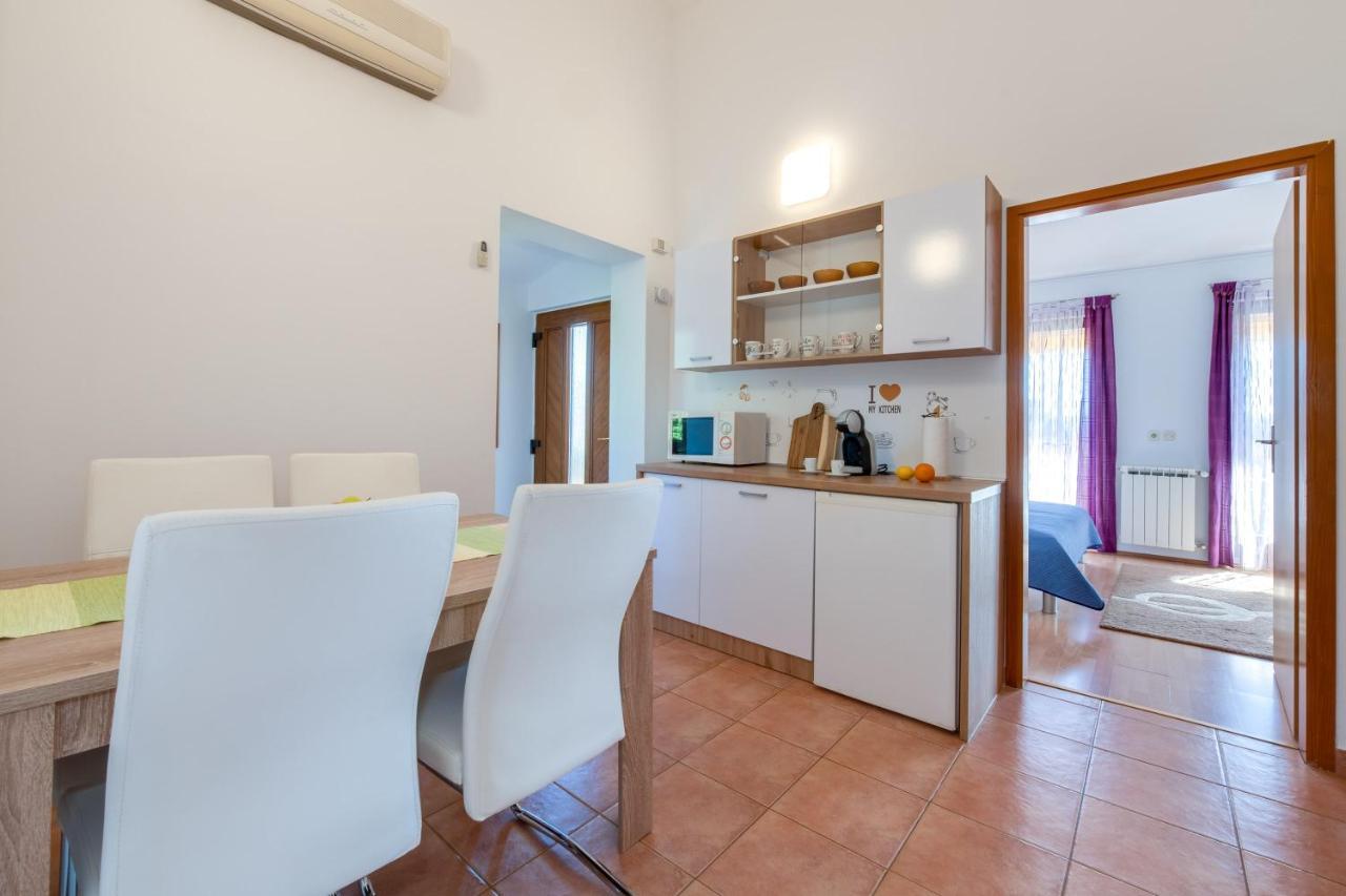 Villa Livia With Three Nice Apartments, Swimming Pool, Childrens Playground, Barbecue And Free Parking Ližnjan Dış mekan fotoğraf