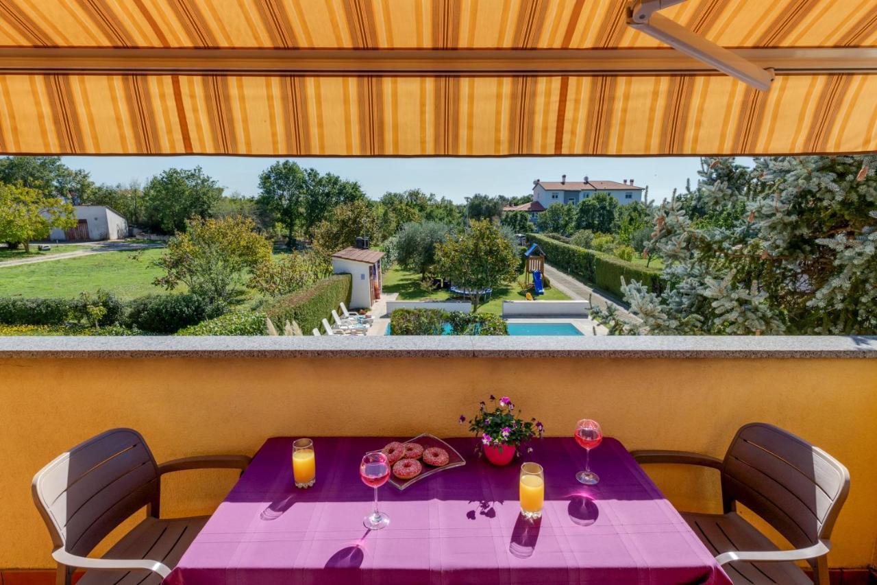 Villa Livia With Three Nice Apartments, Swimming Pool, Childrens Playground, Barbecue And Free Parking Ližnjan Dış mekan fotoğraf