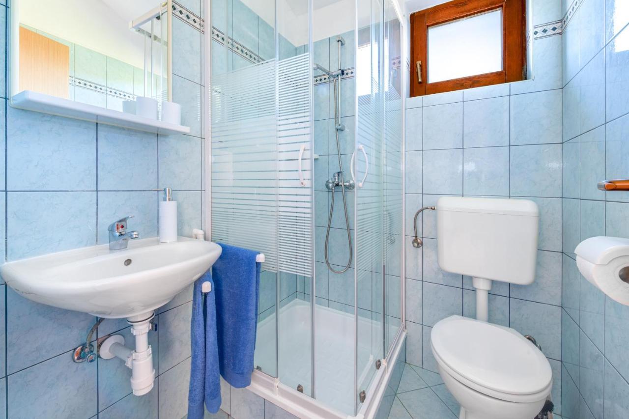 Villa Livia With Three Nice Apartments, Swimming Pool, Childrens Playground, Barbecue And Free Parking Ližnjan Dış mekan fotoğraf