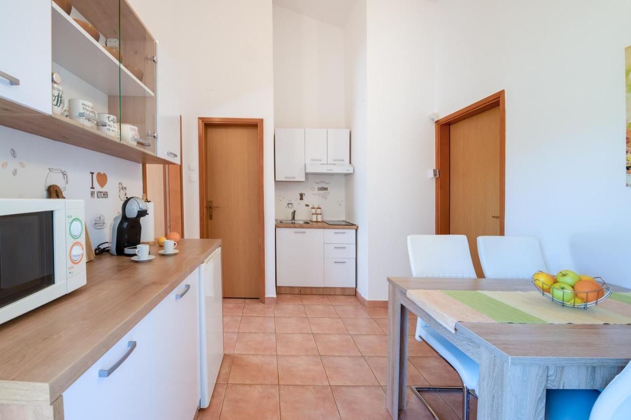 Villa Livia With Three Nice Apartments, Swimming Pool, Childrens Playground, Barbecue And Free Parking Ližnjan Dış mekan fotoğraf
