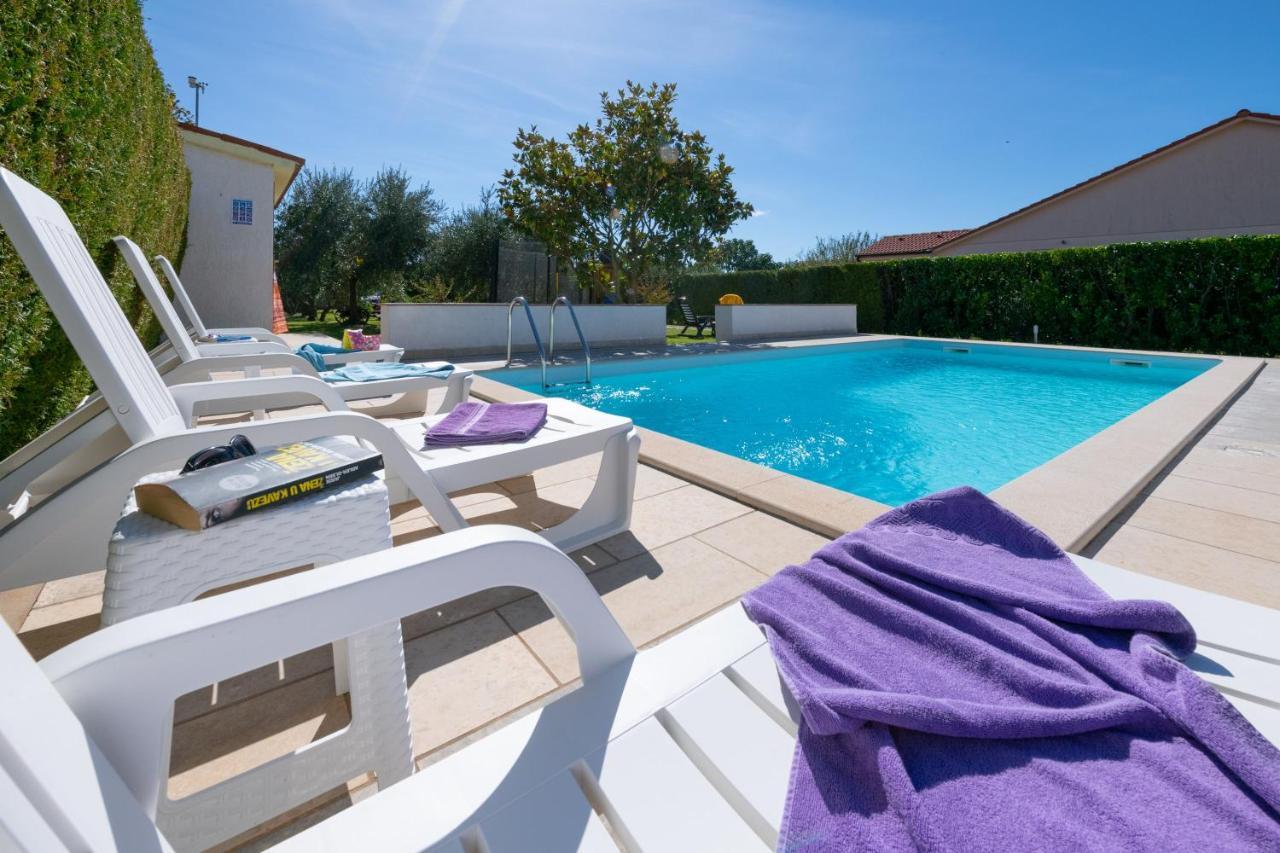 Villa Livia With Three Nice Apartments, Swimming Pool, Childrens Playground, Barbecue And Free Parking Ližnjan Dış mekan fotoğraf