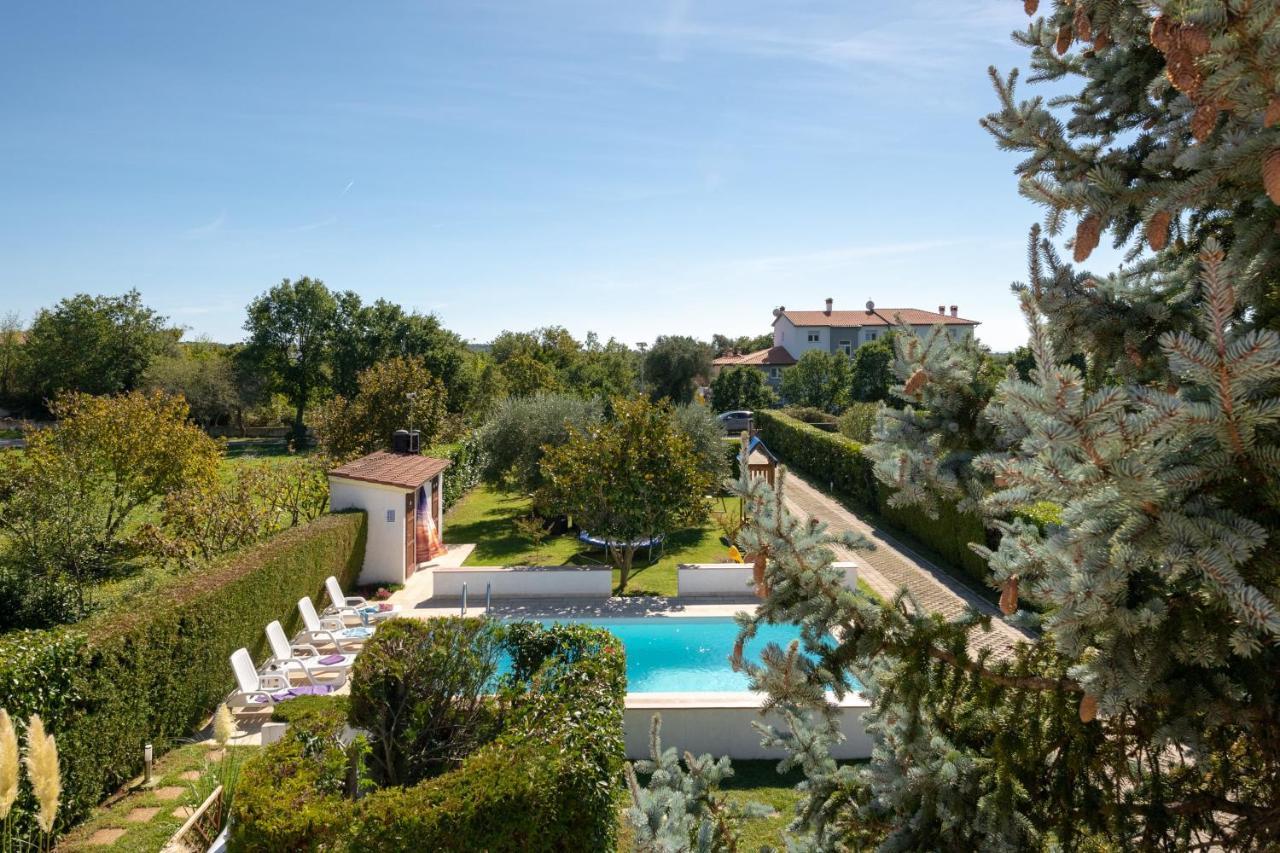 Villa Livia With Three Nice Apartments, Swimming Pool, Childrens Playground, Barbecue And Free Parking Ližnjan Dış mekan fotoğraf