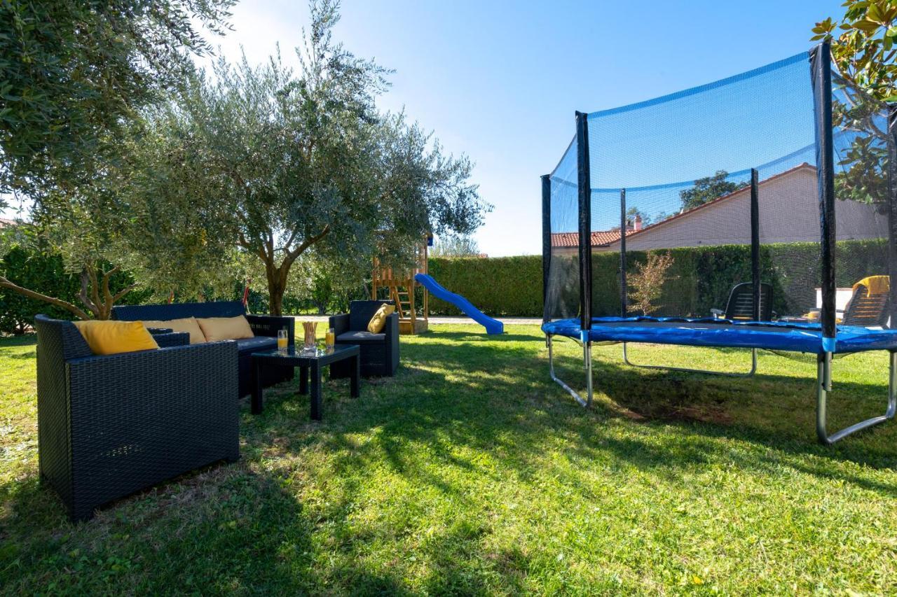 Villa Livia With Three Nice Apartments, Swimming Pool, Childrens Playground, Barbecue And Free Parking Ližnjan Dış mekan fotoğraf