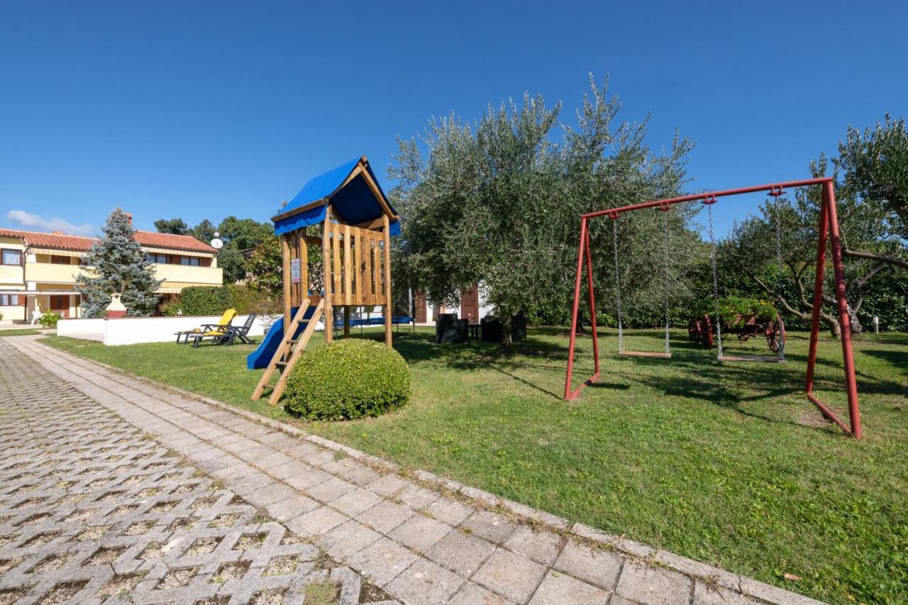 Villa Livia With Three Nice Apartments, Swimming Pool, Childrens Playground, Barbecue And Free Parking Ližnjan Dış mekan fotoğraf