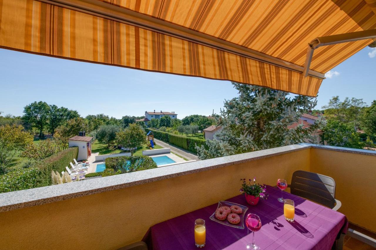 Villa Livia With Three Nice Apartments, Swimming Pool, Childrens Playground, Barbecue And Free Parking Ližnjan Dış mekan fotoğraf
