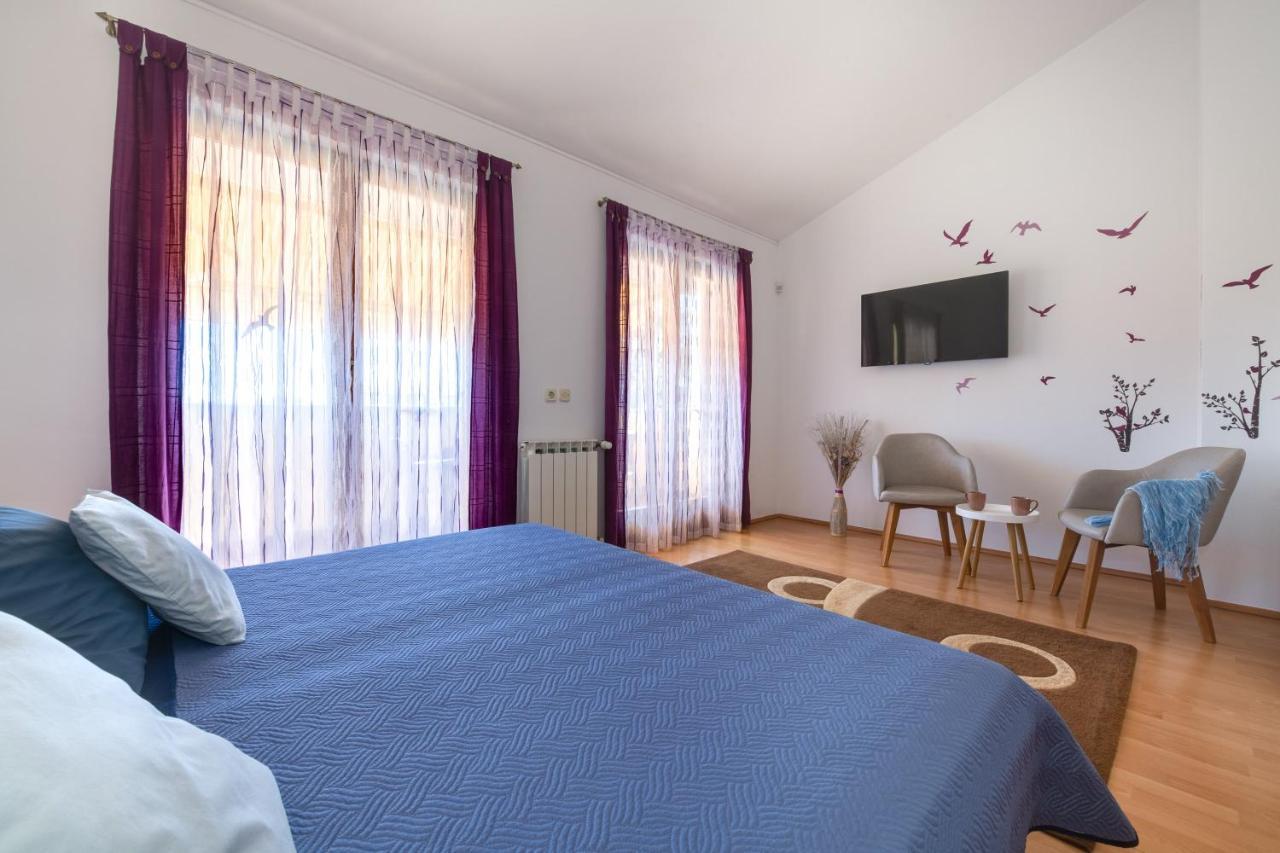 Villa Livia With Three Nice Apartments, Swimming Pool, Childrens Playground, Barbecue And Free Parking Ližnjan Dış mekan fotoğraf