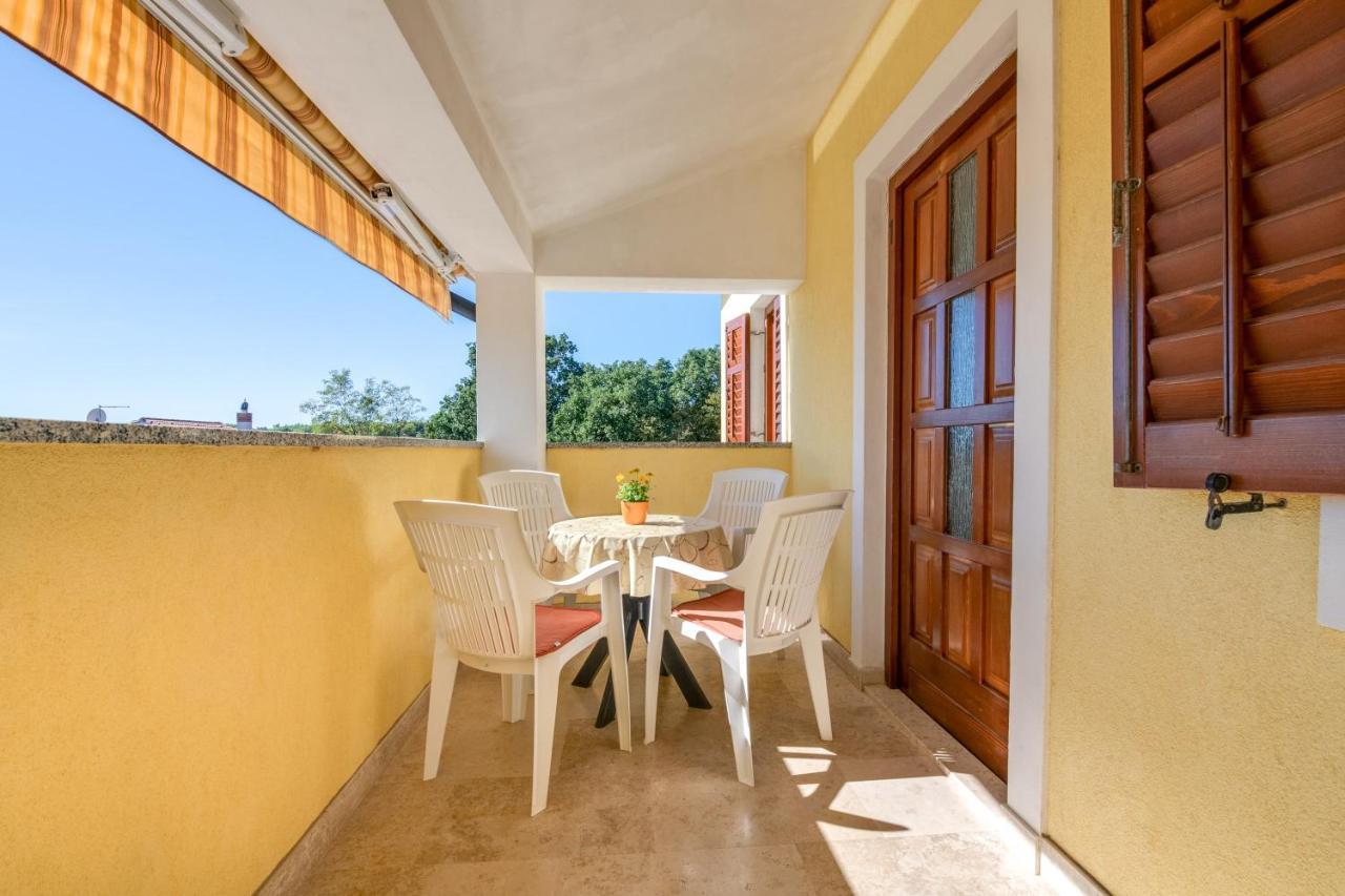 Villa Livia With Three Nice Apartments, Swimming Pool, Childrens Playground, Barbecue And Free Parking Ližnjan Dış mekan fotoğraf