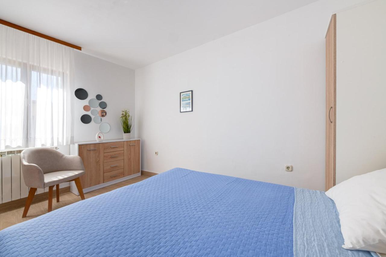 Villa Livia With Three Nice Apartments, Swimming Pool, Childrens Playground, Barbecue And Free Parking Ližnjan Dış mekan fotoğraf