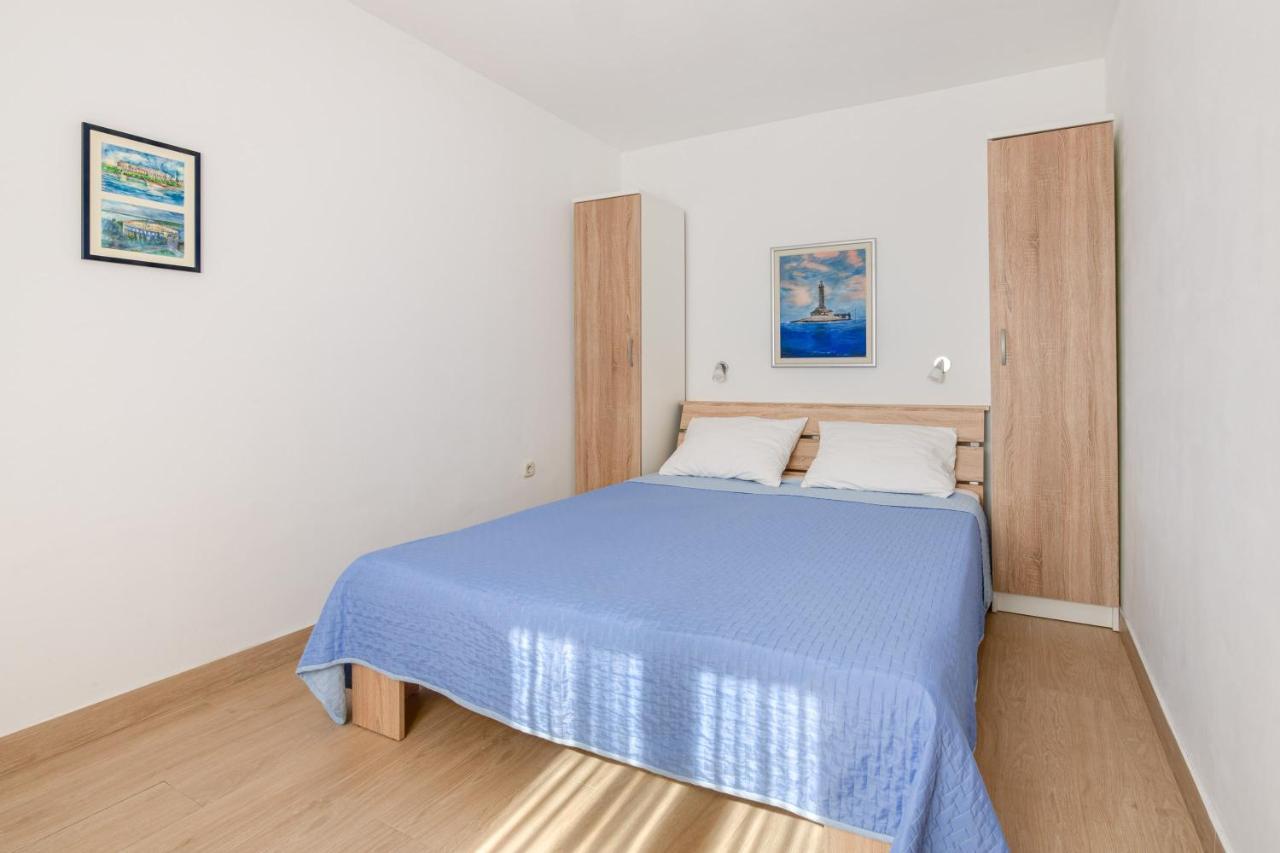 Villa Livia With Three Nice Apartments, Swimming Pool, Childrens Playground, Barbecue And Free Parking Ližnjan Dış mekan fotoğraf