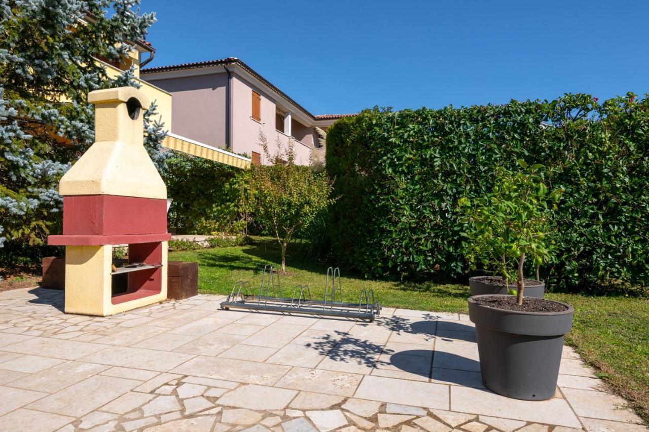 Villa Livia With Three Nice Apartments, Swimming Pool, Childrens Playground, Barbecue And Free Parking Ližnjan Dış mekan fotoğraf