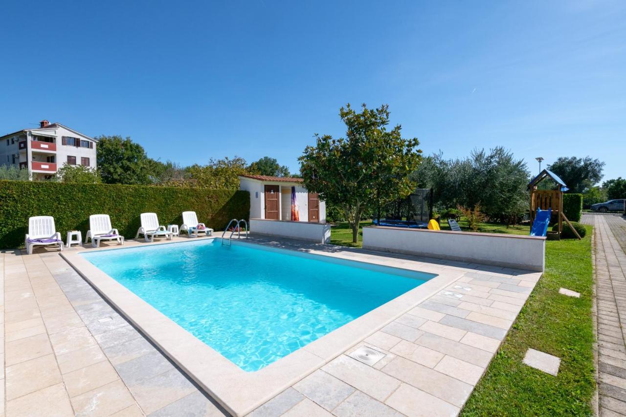 Villa Livia With Three Nice Apartments, Swimming Pool, Childrens Playground, Barbecue And Free Parking Ližnjan Dış mekan fotoğraf