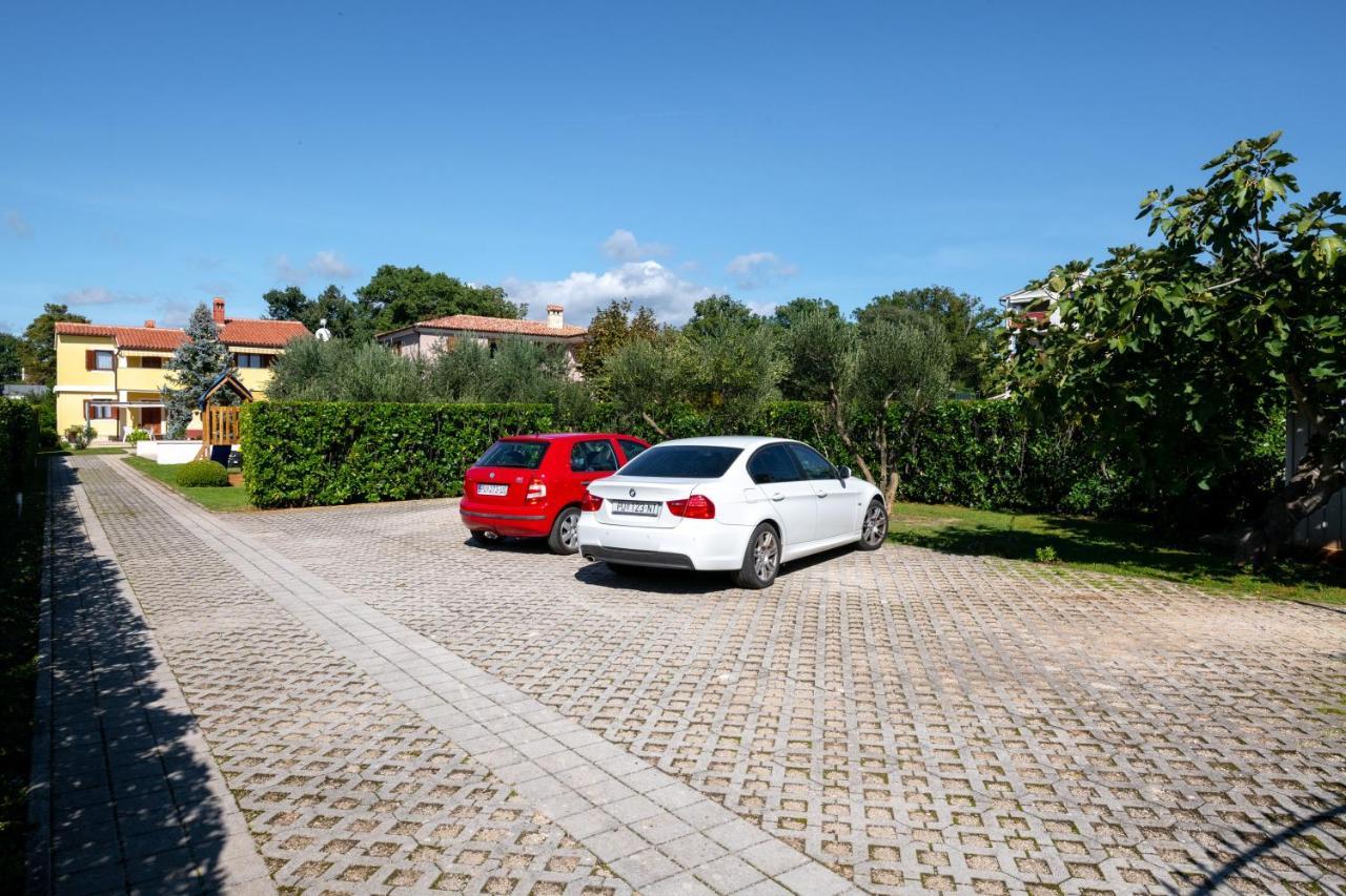 Villa Livia With Three Nice Apartments, Swimming Pool, Childrens Playground, Barbecue And Free Parking Ližnjan Dış mekan fotoğraf