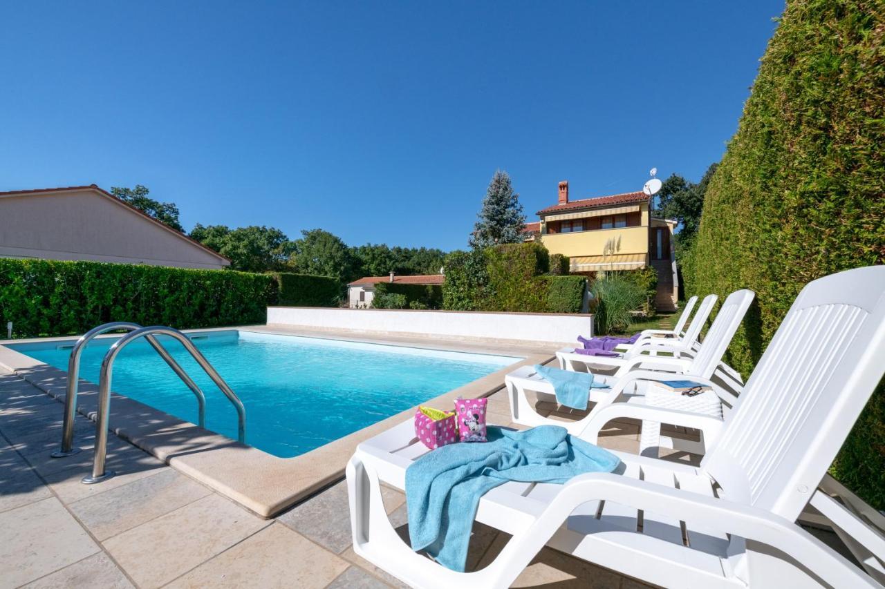 Villa Livia With Three Nice Apartments, Swimming Pool, Childrens Playground, Barbecue And Free Parking Ližnjan Dış mekan fotoğraf