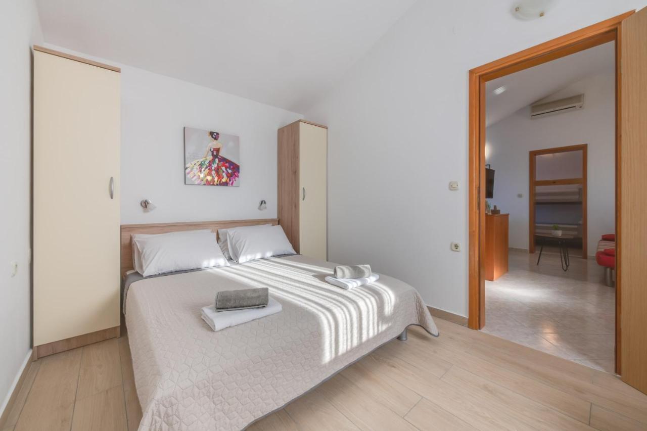 Villa Livia With Three Nice Apartments, Swimming Pool, Childrens Playground, Barbecue And Free Parking Ližnjan Dış mekan fotoğraf