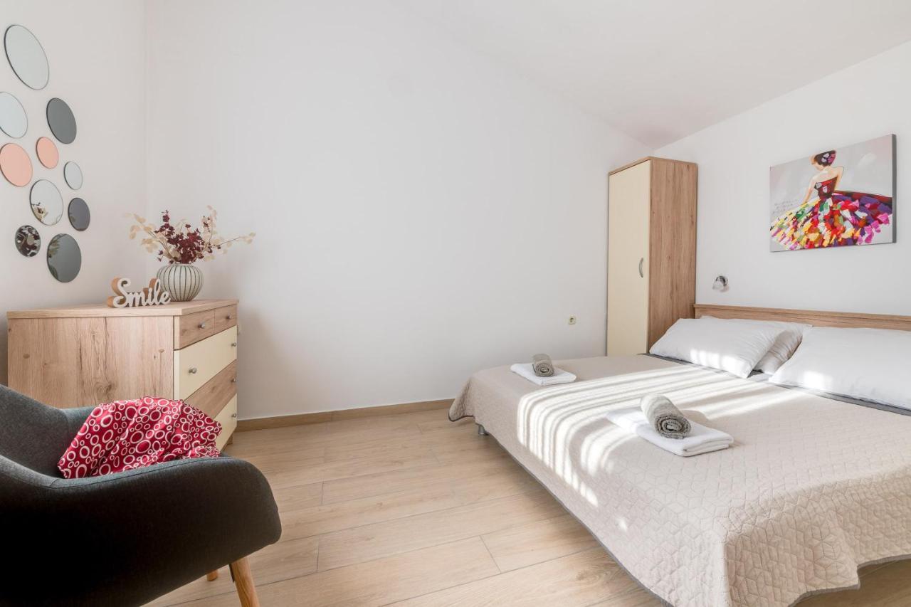 Villa Livia With Three Nice Apartments, Swimming Pool, Childrens Playground, Barbecue And Free Parking Ližnjan Dış mekan fotoğraf