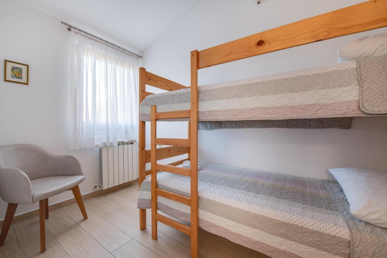 Villa Livia With Three Nice Apartments, Swimming Pool, Childrens Playground, Barbecue And Free Parking Ližnjan Dış mekan fotoğraf