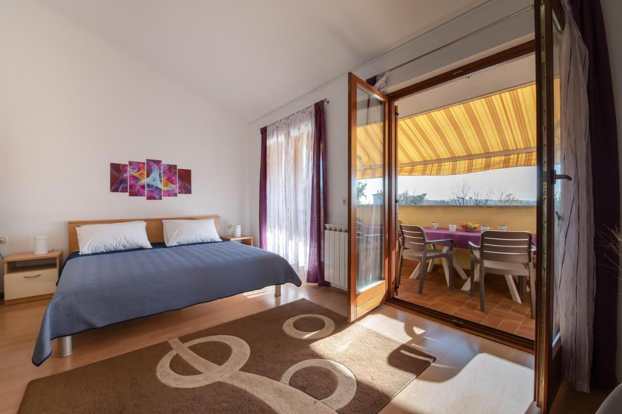 Villa Livia With Three Nice Apartments, Swimming Pool, Childrens Playground, Barbecue And Free Parking Ližnjan Dış mekan fotoğraf