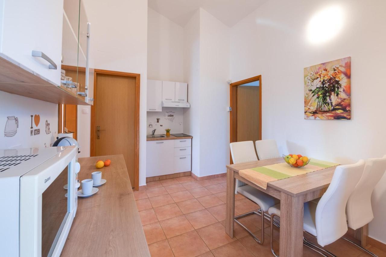 Villa Livia With Three Nice Apartments, Swimming Pool, Childrens Playground, Barbecue And Free Parking Ližnjan Dış mekan fotoğraf