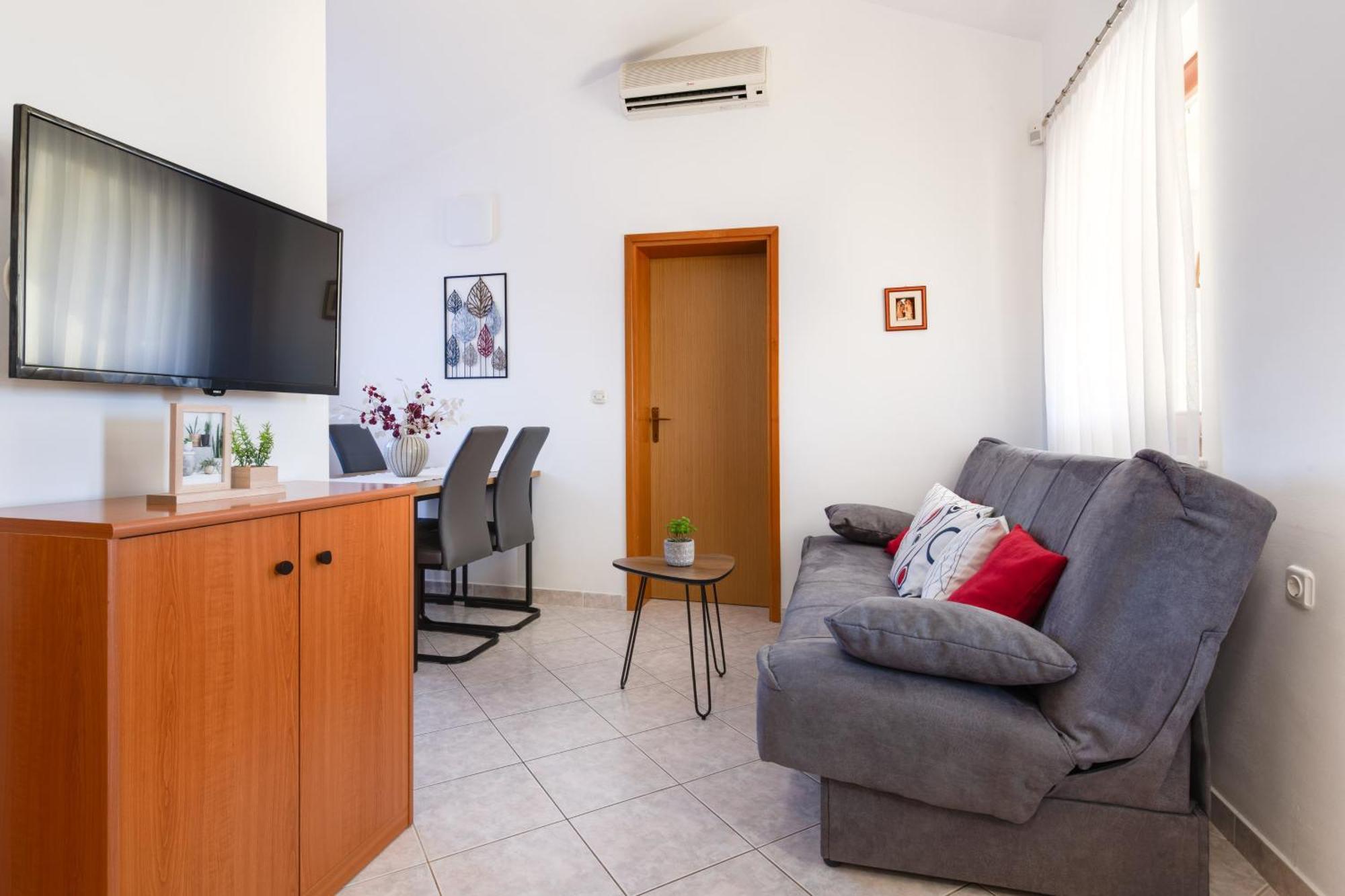 Villa Livia With Three Nice Apartments, Swimming Pool, Childrens Playground, Barbecue And Free Parking Ližnjan Dış mekan fotoğraf